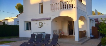 Beautiful detached villa in private secure grounds with swimming pool