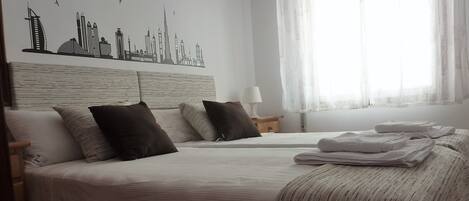 2 slaapkamers, een bureau, een strijkplank/strijkijzer, wifi