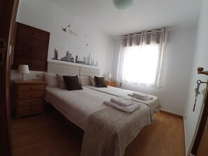 2 bedrooms, desk, iron/ironing board, WiFi