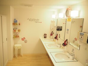 Artículos de tocador gratuitos, secador de pelo, pantuflas, toallas