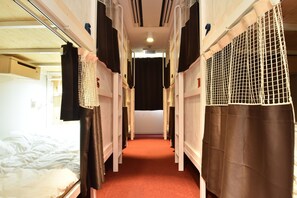 Cofres nos quartos, escrivaninha, espaço de trabalho para notebook