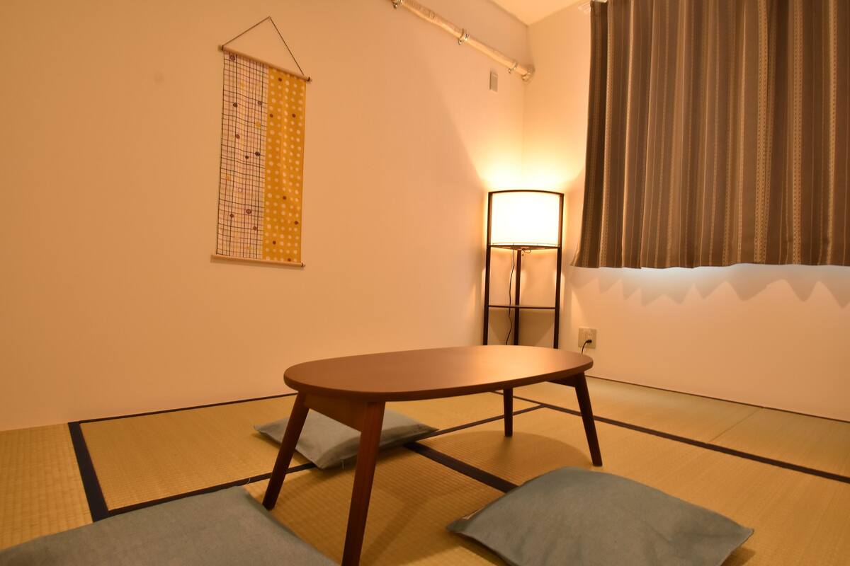 Familiekamer, privébadkamer (Japanese Style) | Een kluis op de kamer, een bureau, een laptopwerkplek