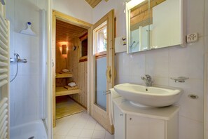 Baignoire, sèche-cheveux, serviettes fournies