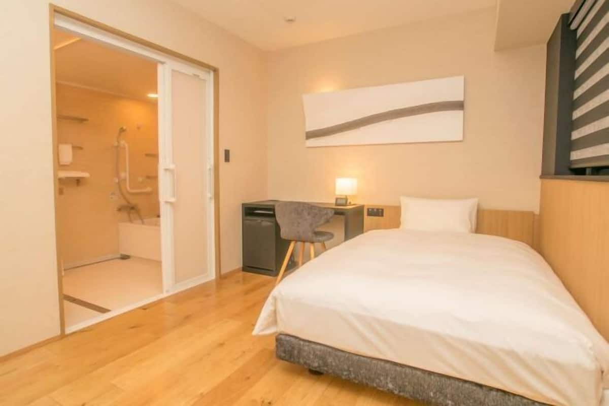 Schreibtisch, Verdunkelungsvorhänge, schallisolierte Zimmer