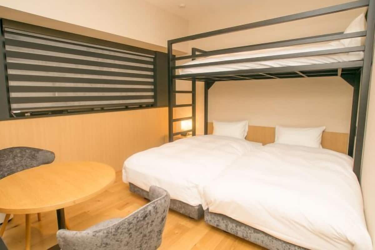 Schreibtisch, Verdunkelungsvorhänge, schallisolierte Zimmer
