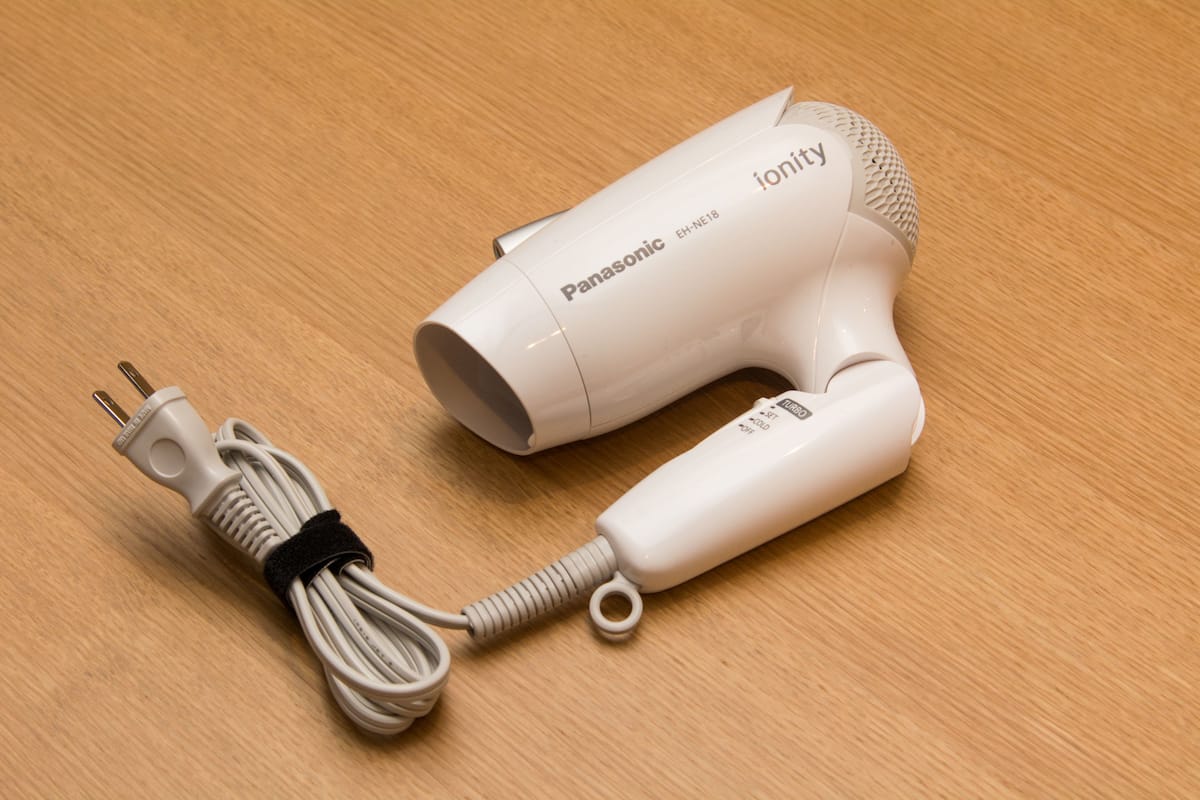 combined shower/bathtub, free toiletries, hair dryer, slippers