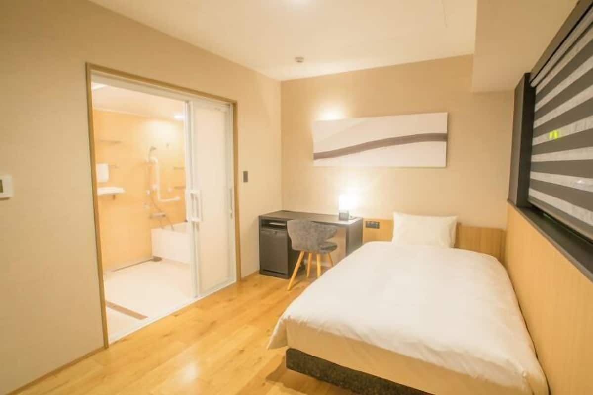 Escritorio, cortinas opacas, sistema de insonorización