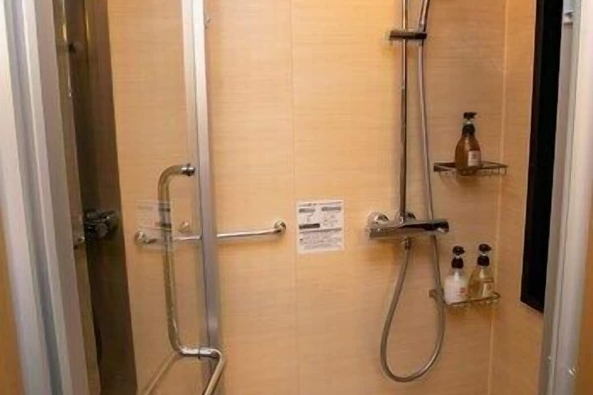 Baño | Tina con regadera, amenidades de baño gratuitas, secadora de cabello