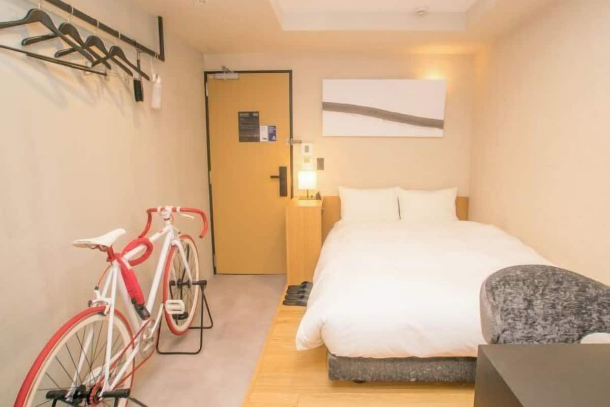 Escritorio, cortinas opacas, sistema de insonorización