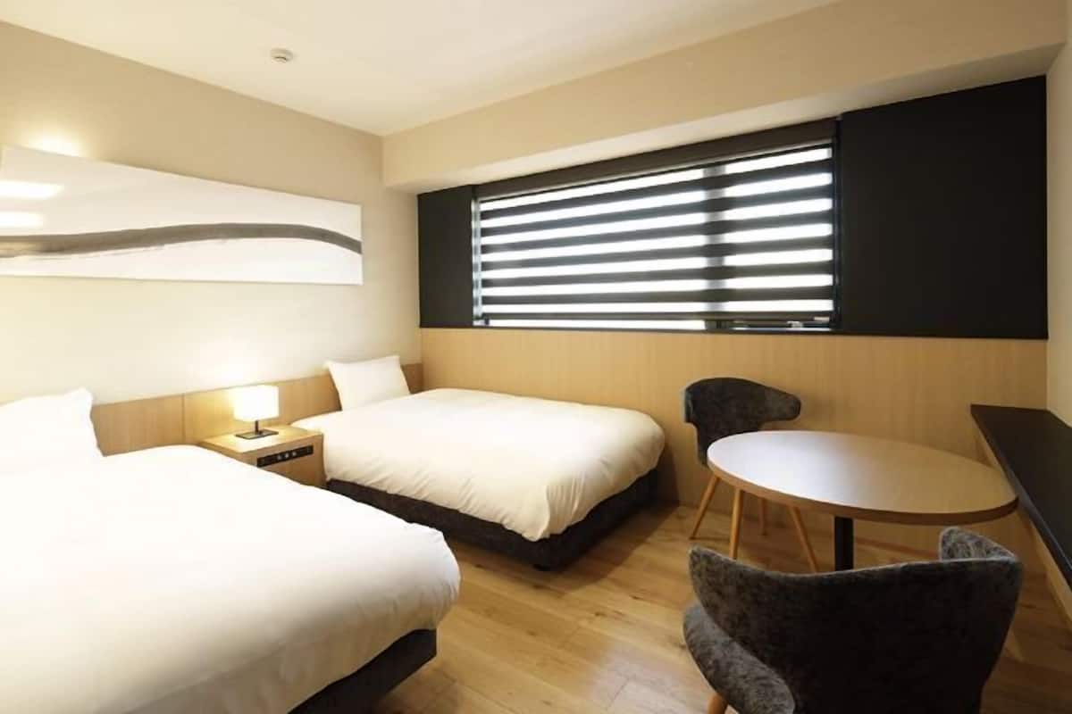 Schreibtisch, Verdunkelungsvorhänge, schallisolierte Zimmer