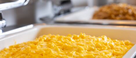 Buffet-pöydässä on tarjolla munakokkelia ja muita ruokia.