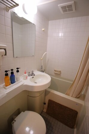 Een bad/douchecombinatie, een hydromassagedouche, gratis toiletartikelen
