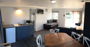 Estuary View Apartment | Living area | 32-inch flat-screen TV with satellite channels, TV - Collingwood Park Motel (Collingwood)