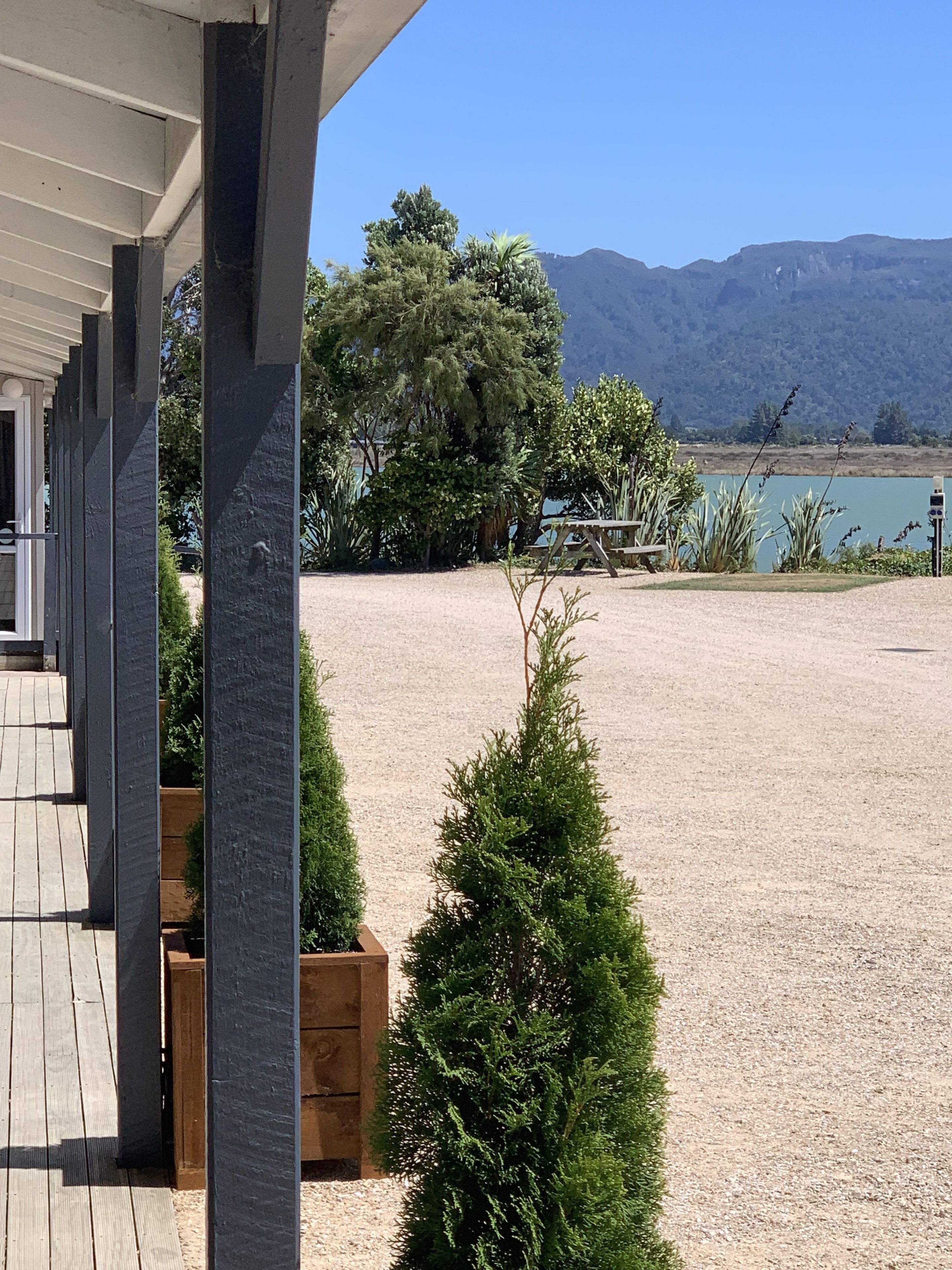 المنطقة المحيطة بالمنشأة