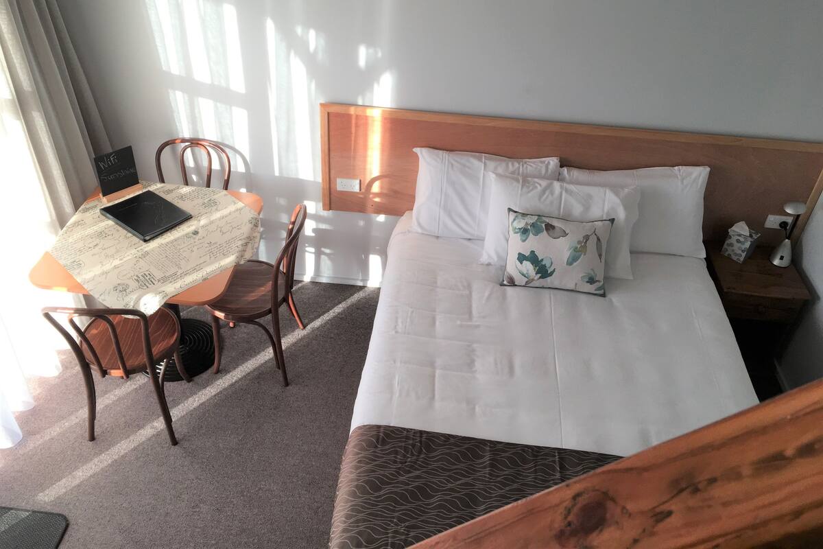 Split - Level Studio | Allergivenligt sengetøj, mørklægningsgardiner, gratis Wi-Fi, sengetøj