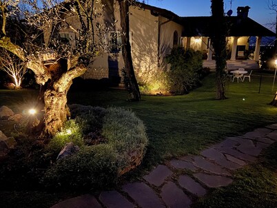 MAESTOSA VILLA A POCHI KM FROM GARDA LAKE WITH LARGE GARDEN AND 2 PORTICATES