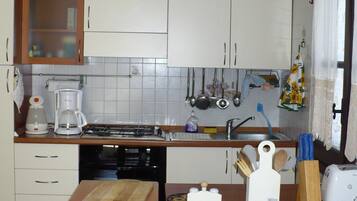 Fridge, oven, stovetop, coffee/tea maker