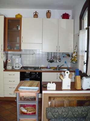 Kühlschrank, Ofen, Herdplatte, Wasserkocher mit Kaffee-/Teezubehör