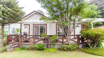 Family Room (Agena) | Individually decorated, soundproofing, free WiFi