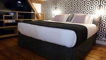 1 camera, una scrivania, insonorizzazione, ferro/asse da stiro