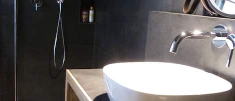 Douche, séchoir à cheveux, pantoufles, serviettes fournies