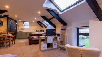 Smart-TV, bøker og stereoanlegg