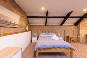 1 bedroom, desk, iron/ironing board, free WiFi - CROSS HOUSE APARTMENT Dog Friendly Barn Conversion in the Heart of Warkworth (Warkworth)