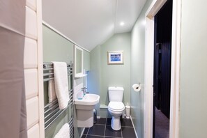 Shower, hair dryer, towels, toilet paper - CROSS HOUSE APARTMENT Dog Friendly Barn Conversion in the Heart of Warkworth (Warkworth)