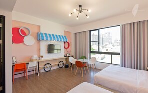 Comfort vierpersoonskamer (401) | Individueel gedecoreerd, individueel gemeubileerd, een bureau