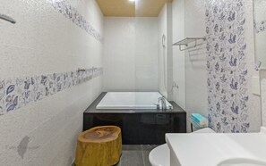 Deep-soaking bathtub - Overflight (Tainan)