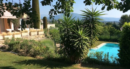 Villa avec Piscine dans un domaine privé à Valbonne -