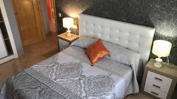 3 quartos, ferros/tábuas de passar roupa, berço de viagem