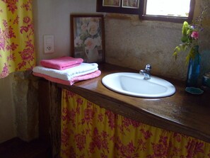 Regadera, secadora de cabello, toallas, jabón