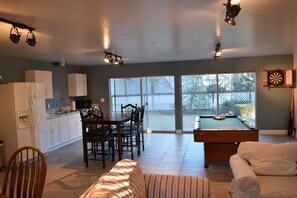 TV, fireplace, DVD player, books - Yosemite, Family-friendly Escape with many amenities inside, outside and nearby (Groveland)