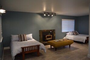4 bedrooms, iron/ironing board, internet, bed sheets - Yosemite, Family-friendly Escape with many amenities inside, outside and nearby (Groveland)