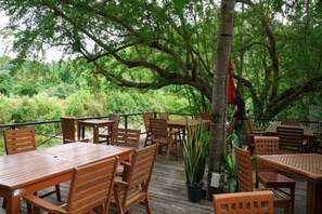 Breakfast, lunch, dinner served; local and international cuisine