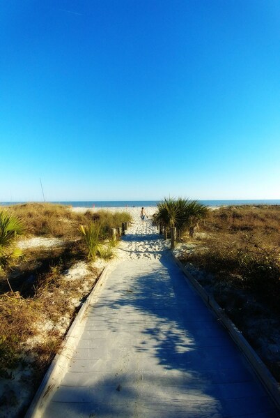 Top Rated! 3BR/2BA Renovated Villa, Steps from Private Beach. Ideal for Families