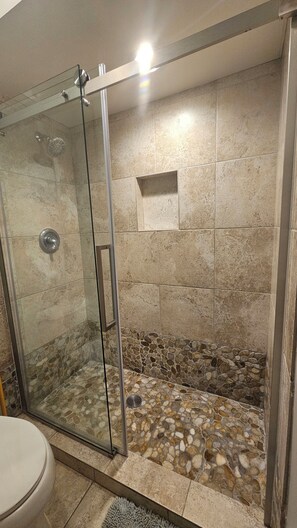 Dusche, Haartrockner, Handtücher, Toilettenpapier