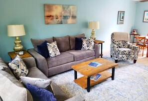 Smart TV, DVD player, books - Top Rated! 3BR/2BA Renovated Villa, Steps from Private Beach. Ideal for Families (Hilton Head Island)