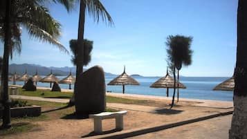 In Strandnähe, weißer Sandstrand