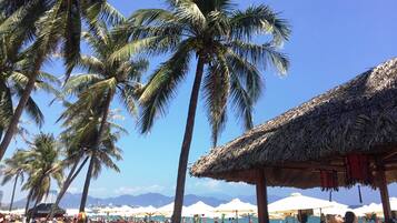 Playa en los alrededores y playa de arena blanca