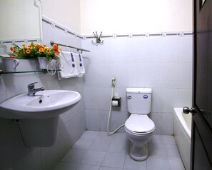 Quarto família | Banheiro | Chuveiro, produtos de toalete grátis, toalhas de banho 