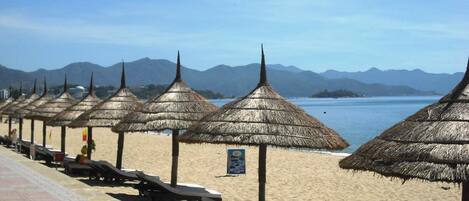 Playa en los alrededores y playa de arena blanca