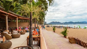 In Strandnähe, weißer Sandstrand