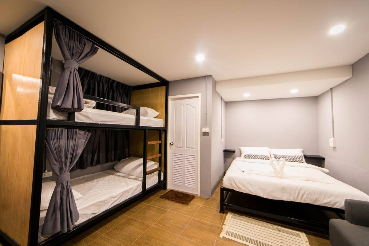 Family Room | Iron/ironing board, free WiFi