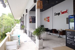 供應早餐及晚餐;泰國菜