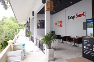 Breakfast and dinner served, Thai cuisine