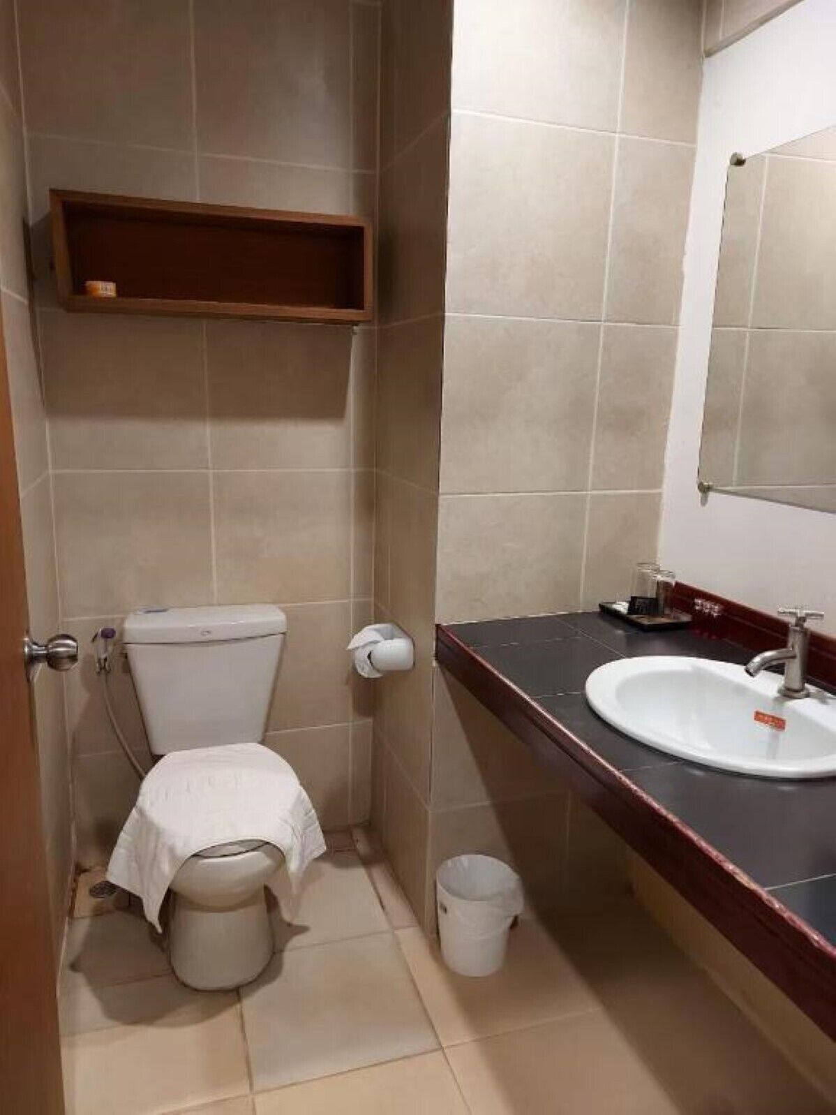 Standard Triple Room | Bathroom | Shower, free toiletries, towels
