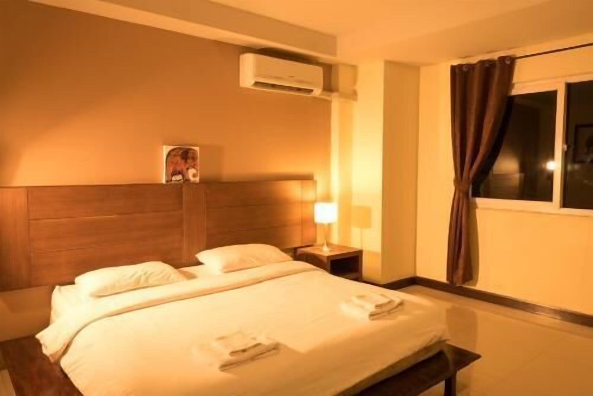 Blackout curtains, free WiFi