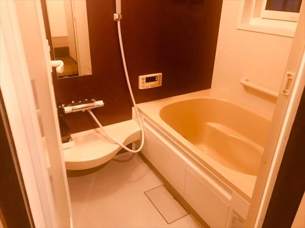 Kylpyhuone, jossa on kylpyamme, wc ja pesuallas.